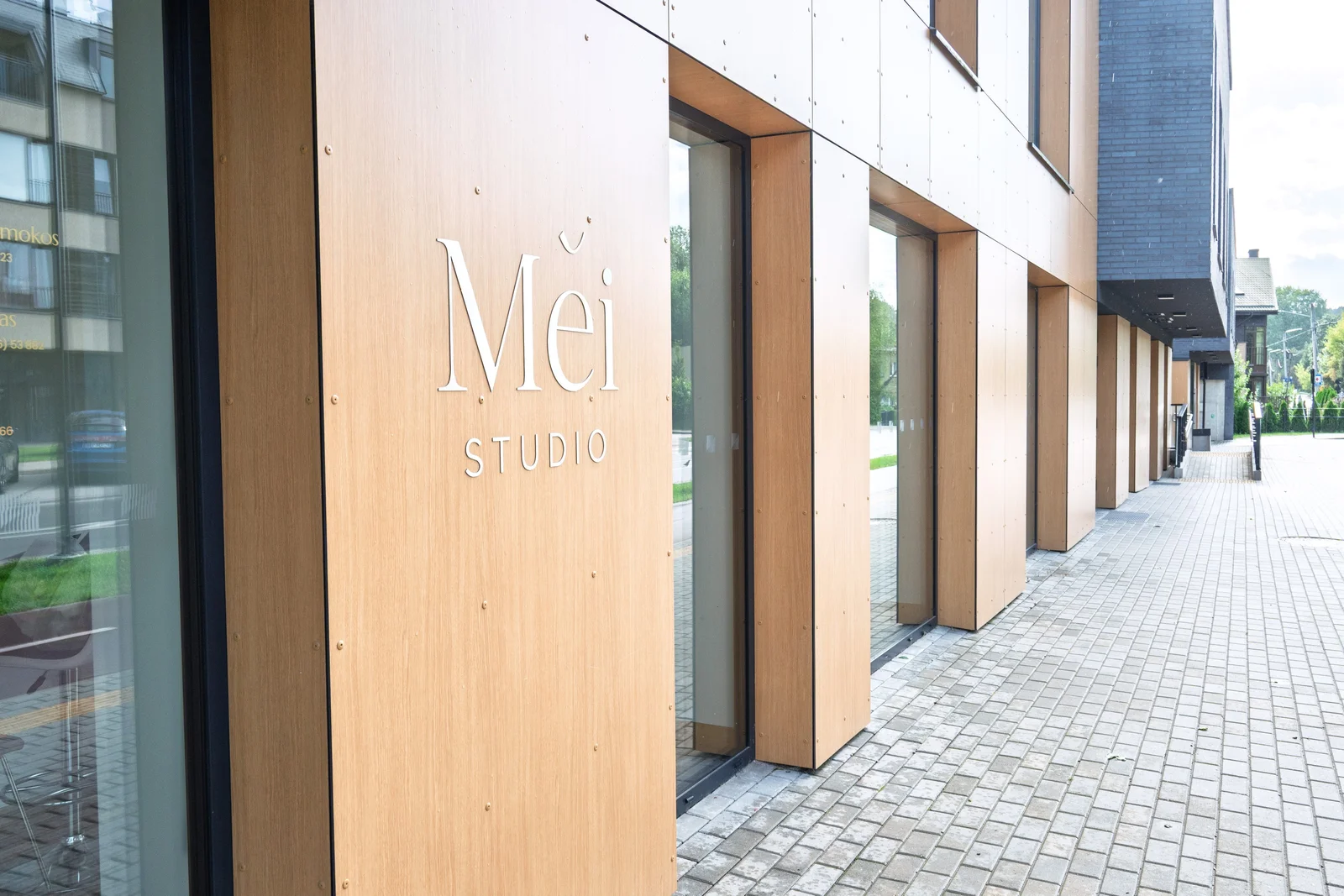 Mei Studio grožio studija Žvėryne, Vilniuje: fasadas su iškaba